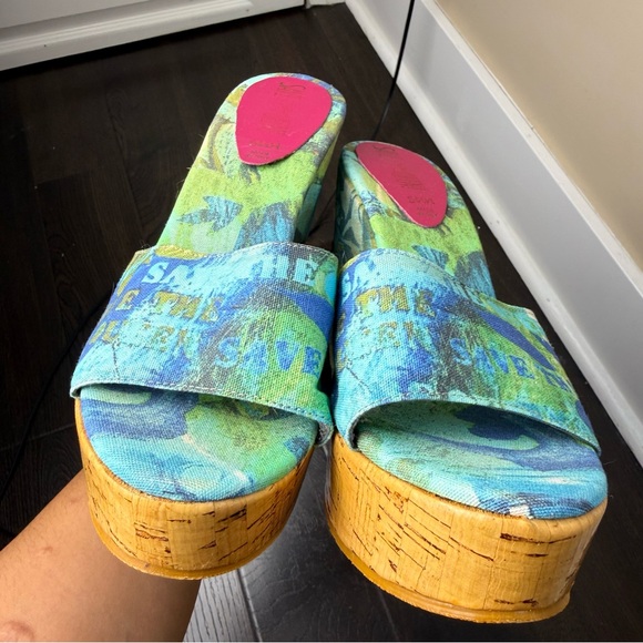 🌿 SAVE THE QUEEN! Italian Graphic Wedge Mule Heels - Picture 5 of 12